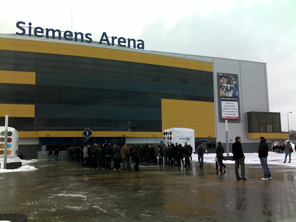 Eilės prie Siemens Arena