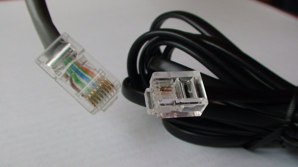 RJ-11 (dešinėje) ir RJ-45 (kairėje)